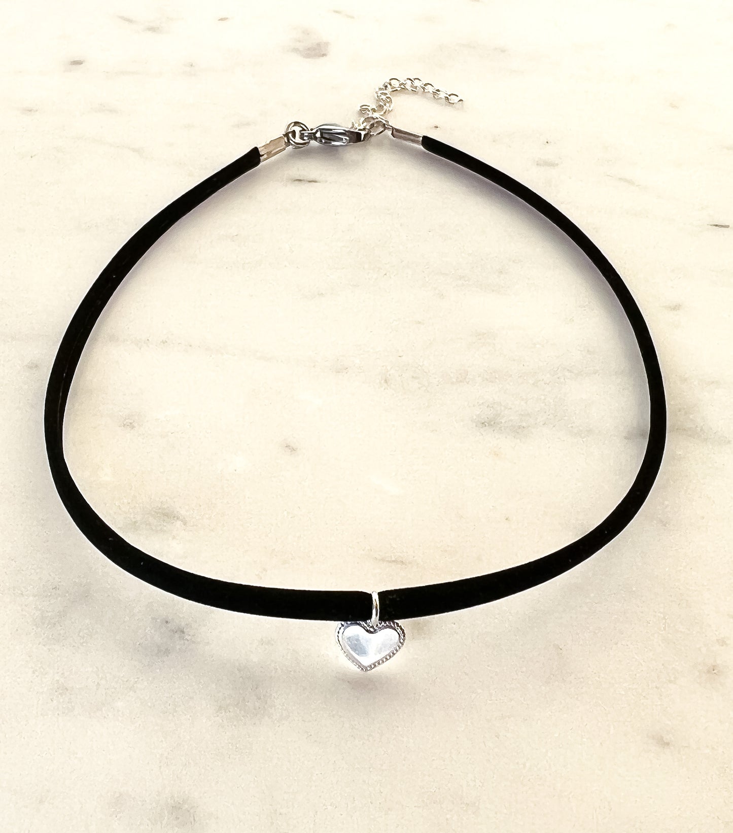 CHOKER CUERITO NEGRO CON COLGANTE DE CORAZÓN